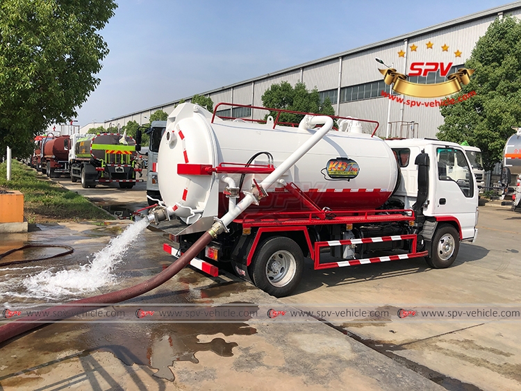 4,000 Litres Sewer Vacuum Truck ISUZU - Discharging from valve 4,000 Litres Sewer Vacuum Truck ISUZU - Discharging from valve
